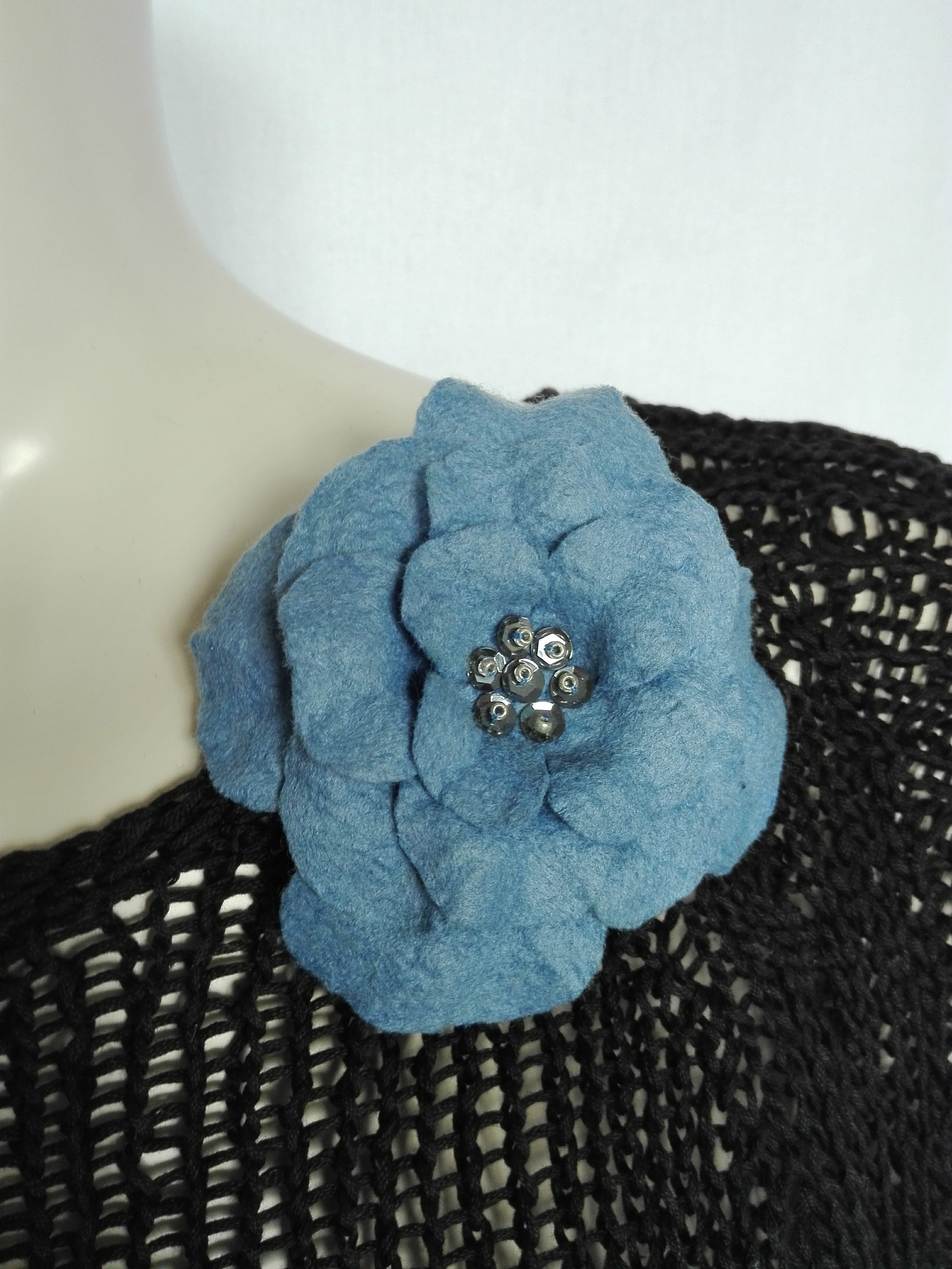 priponka modra roža