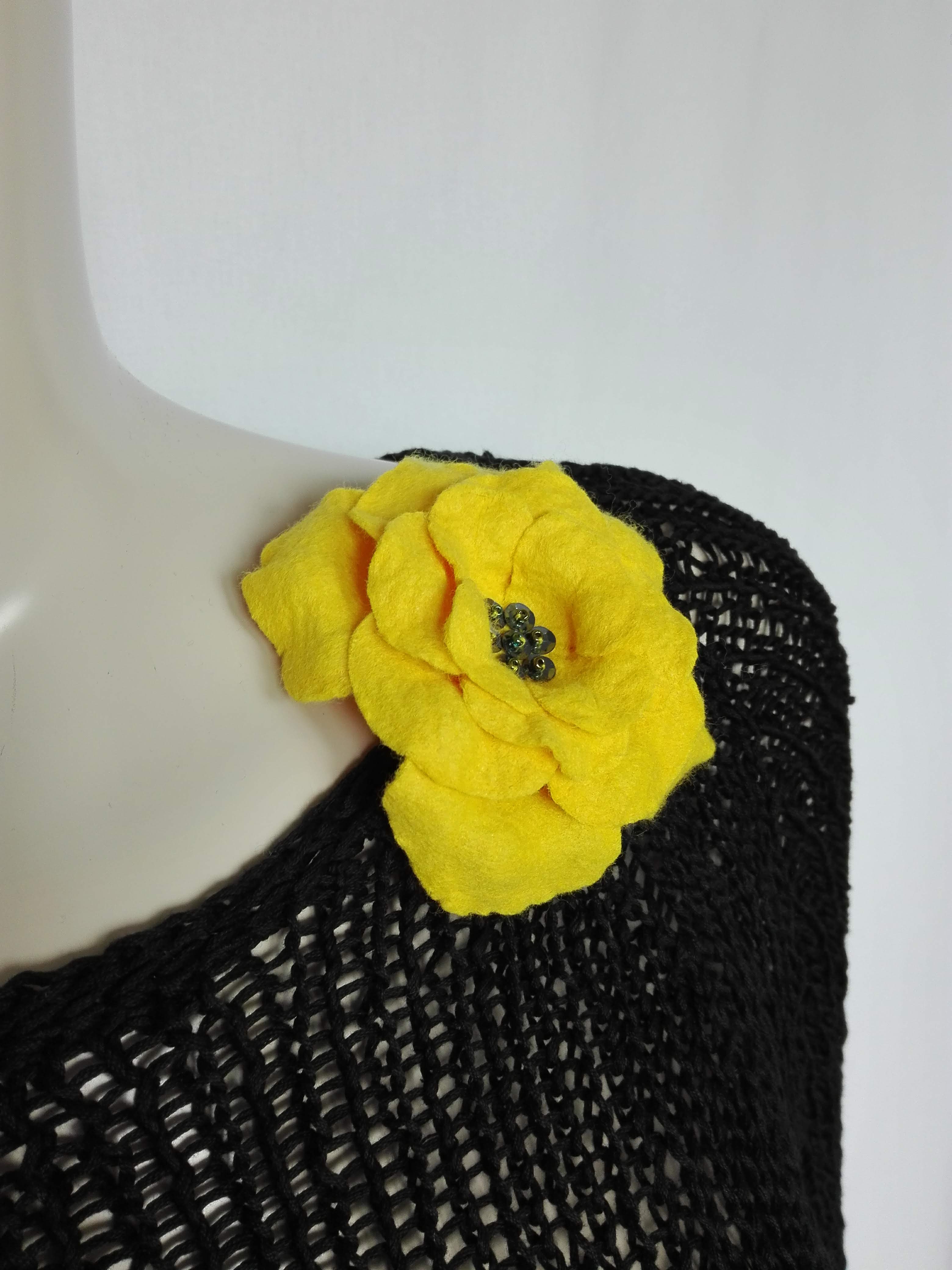 priponka rumena roža